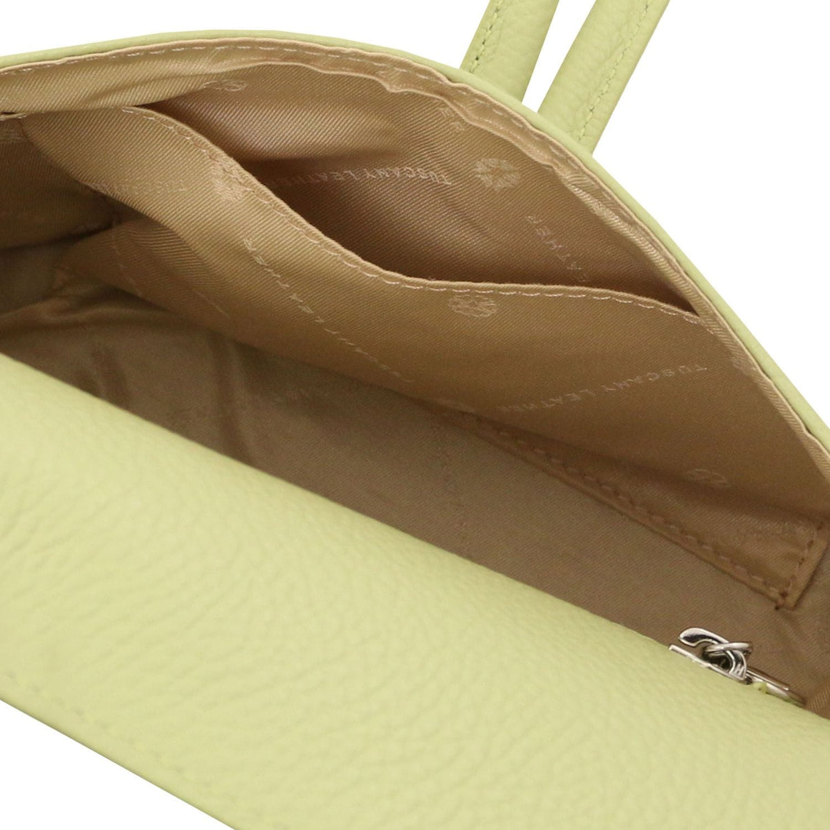 Binnenaanzicht of limoengroen foldover leather clutch with cognackleurige voering and inner pocket