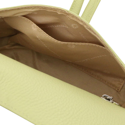 Binnenaanzicht of limoengroen foldover leather clutch with cognackleurige voering and inner pocket