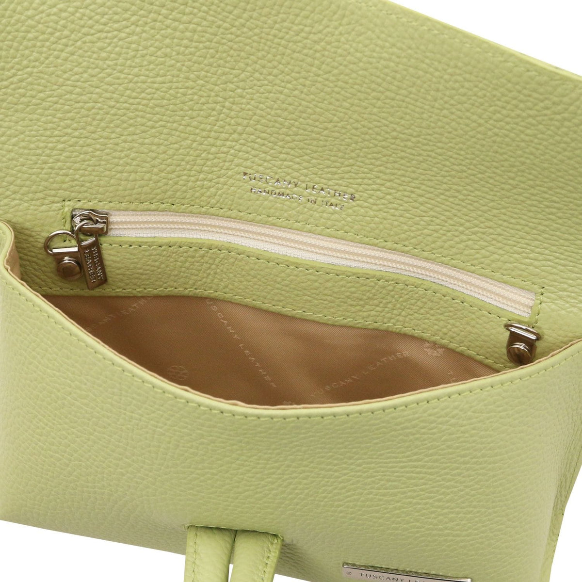 Close-up of limoengroen textured leather bag interior showing a ritsvak and cognackleurige voering