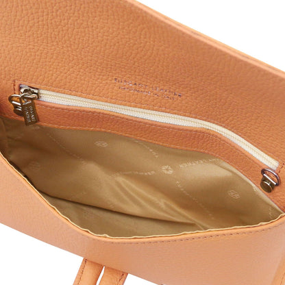 Interior of cognac generfd leer foldover clutch with ritsvak and beige voering.