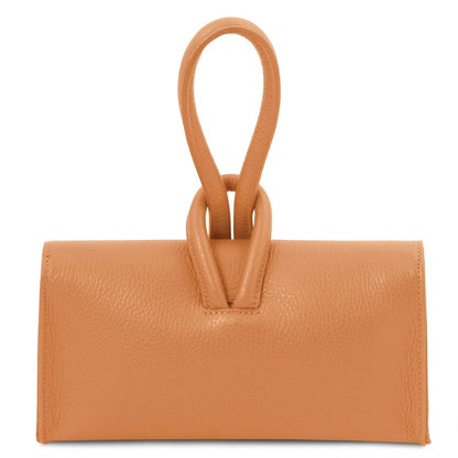 Close-up of cognac leather foldover clutch highlighting the double loop handvat and wrapped strap