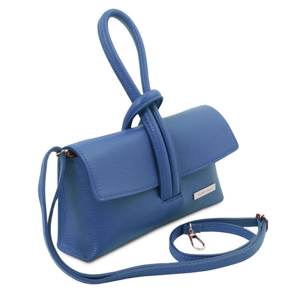Blue leather bag with foldover flap handvat and afneembare riem
