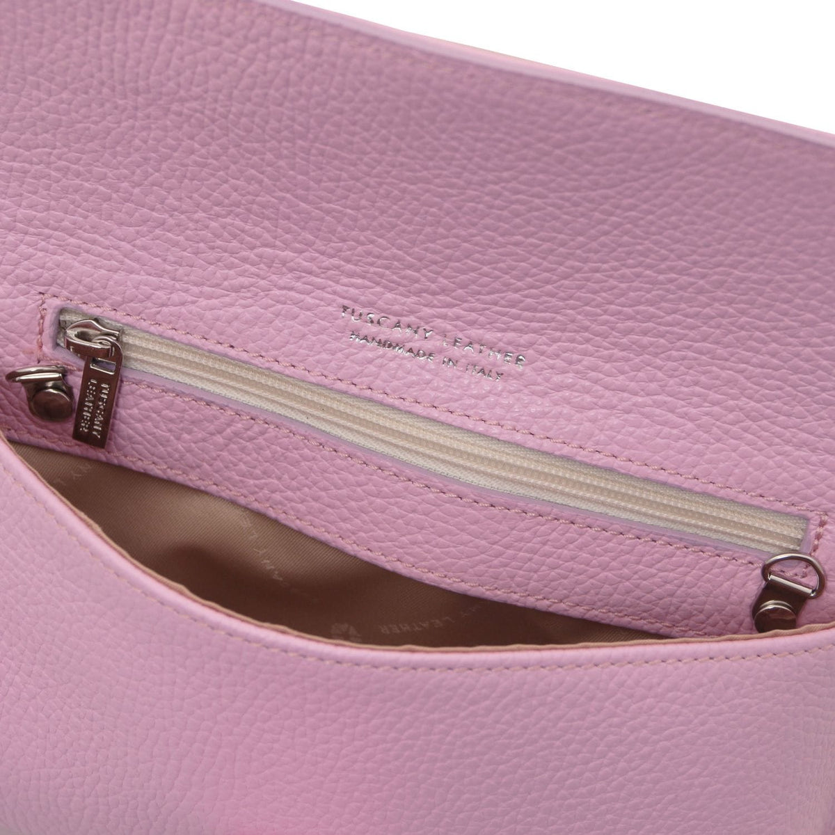 Binnenaanzicht of pink leather clutch with ritsvak and cognackleurige voering