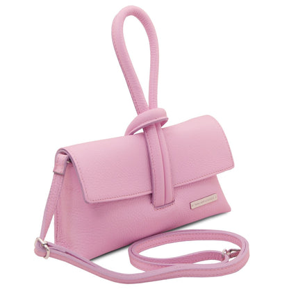 Zachtroze foldover leather clutch with long afneembare riem and front loop detail