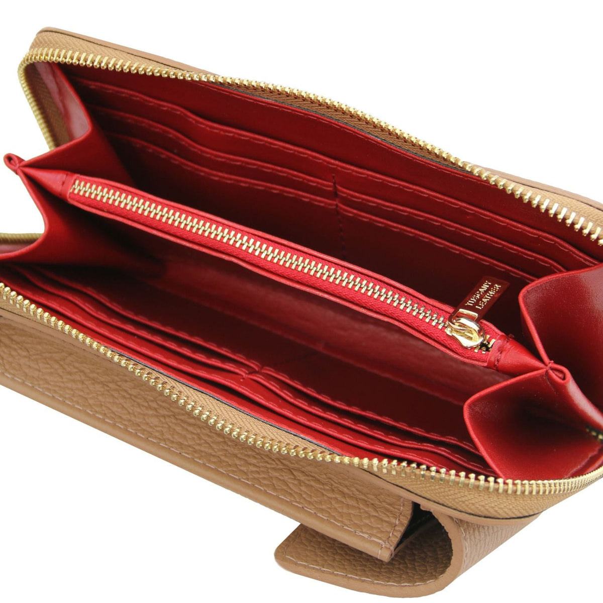 Abierto TL Bag cartera de piel with red interior, multiple ranuras para tarjetas and a central bolsillo con cremallera.