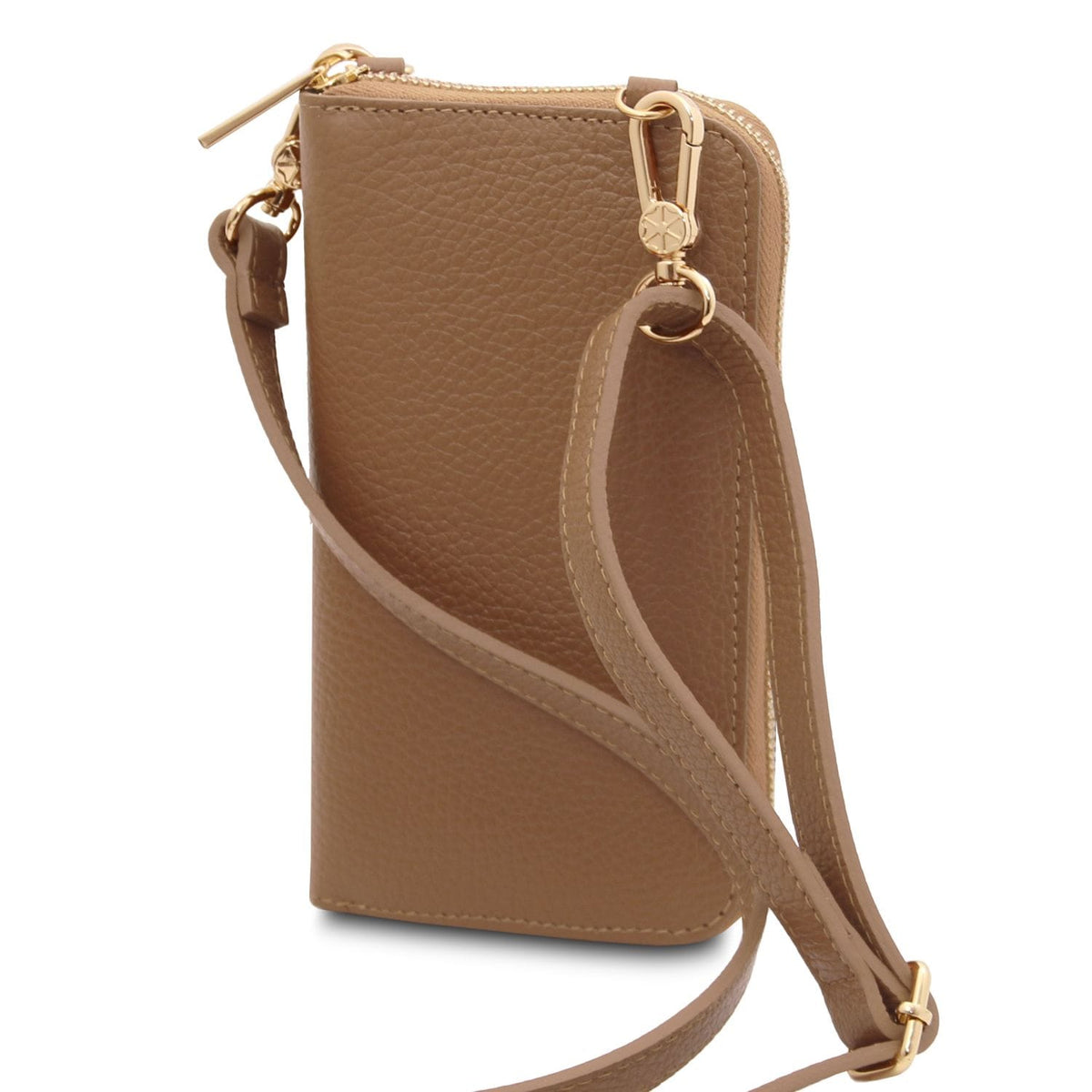 Cuero TL Bag leather phone wallet with strap showing textura granulada and herrajes dorados.