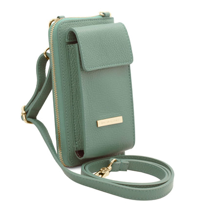 Verde azulado green leather cartera para móvil shown from the side with cierre de cremallera and a strap