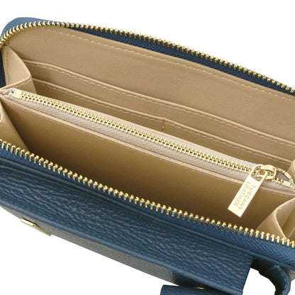 Blue cartera de piel opened to beige interior con ranuras para tarjetas and a cremallera dorada pocket