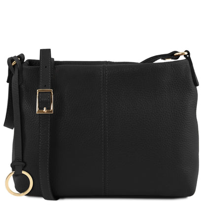 Nero pelle morbida shoulder bag con gold buckle strap e circular ring charm.