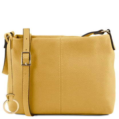 Giallo senape pelle morbida shoulder bag con tracolla regolabile e gold buckle e circular ring charm.