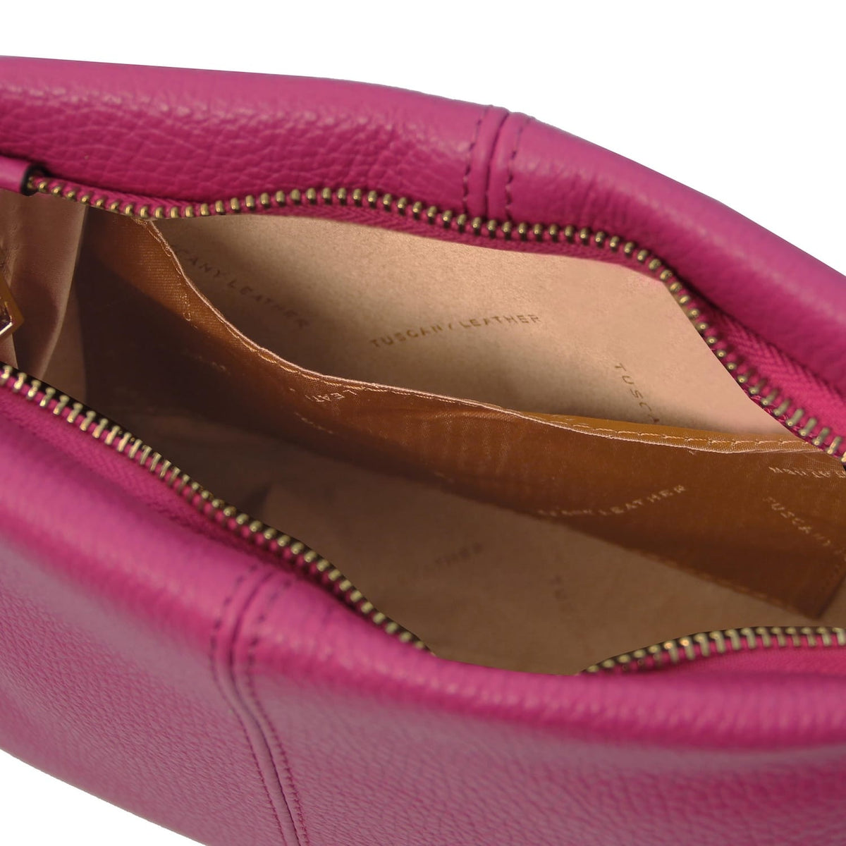 Primo piano of a rosa pelle morbida shoulder bag showing the interior con più scomparti e a zipper closure.