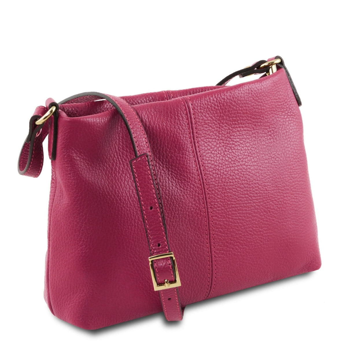 Soft pelle martellata shoulder bag in rosa acceso con tracolla regolabile e gold-tone buckle hardware details.