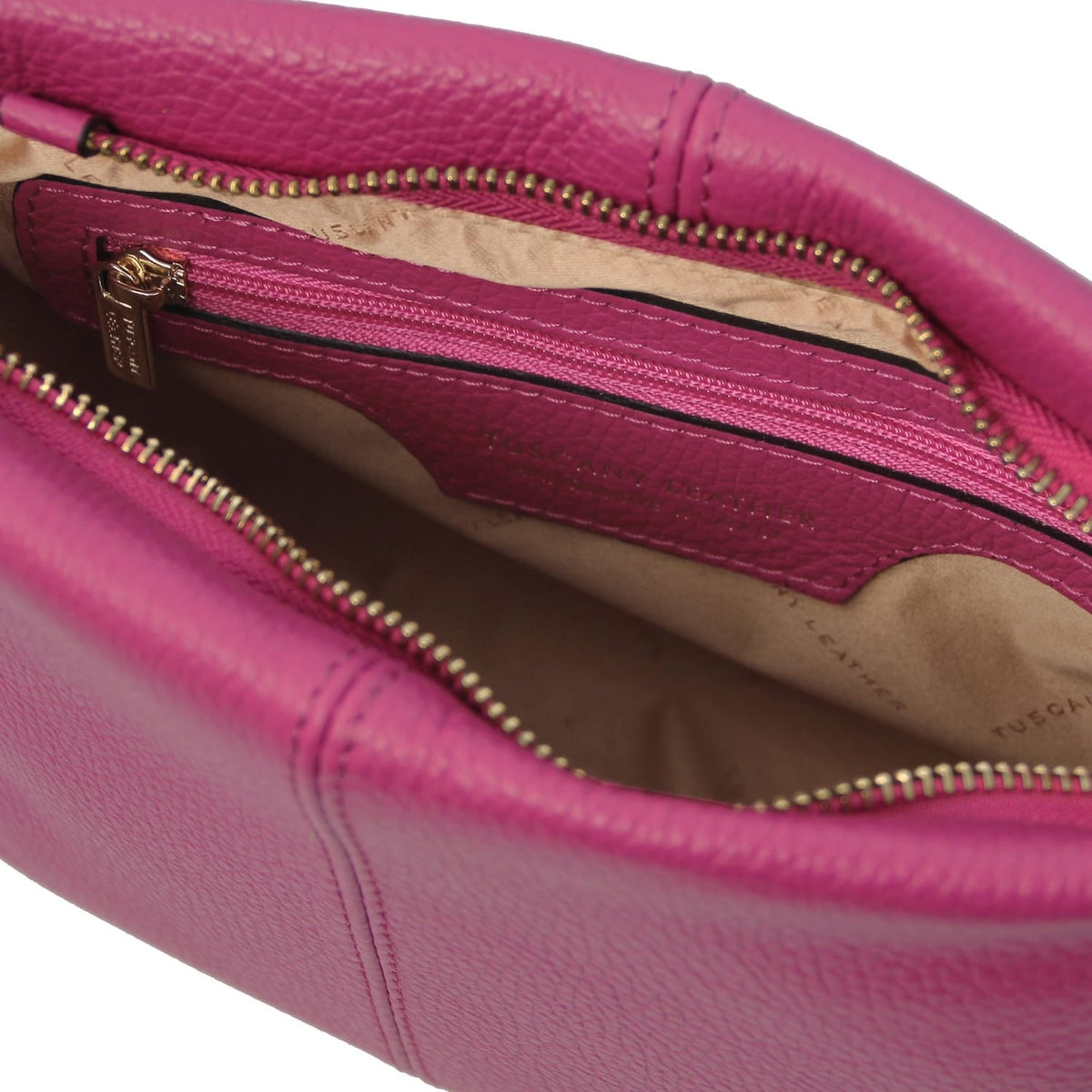 Aperto view of a rosa pelle morbida shoulder bag showing smooth fodera interna e tasca con zip con gold-tone zipper pull.