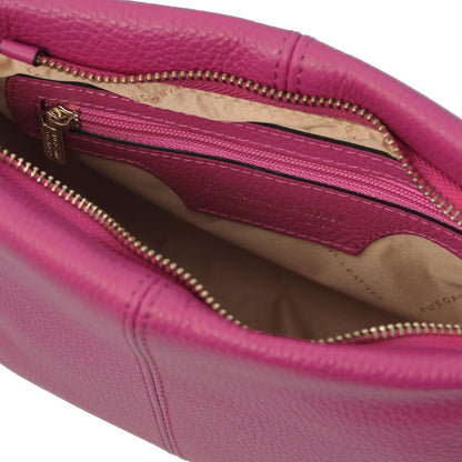 Aperto view of a rosa pelle morbida shoulder bag showing smooth fodera interna e tasca con zip con gold-tone zipper pull.