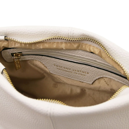 Vista interna of soft bianco leather shoulder bag showing zip color oro e beige fodera in tessuto con Tuscany Leather label.