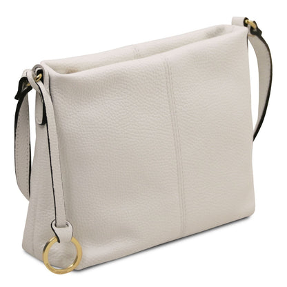 Soft bianco pelle martellata shoulder bag con tracolla regolabile e subtle accessori ad anello color oro accents.