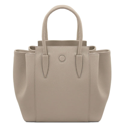 Taupe Tulipan Borsa in pelle italiana con texture martellata e two manici superiori arrotondati.