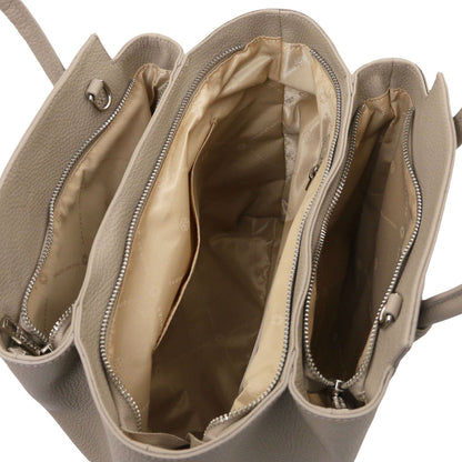 Aperto view of beige Borsa in pelle italiana showing multiple zipperosso compartments e satin-lined interior pockets.