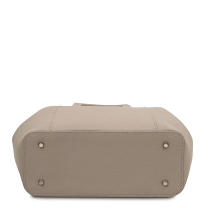 Vista dal basso of a taupe Borsa in pelle italiana con texture martellata e protective metal feet on the base.