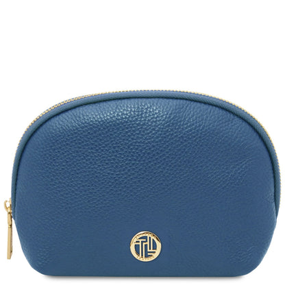 Compact blu pelle martellata toiletry case con gold-tone zipper e circular metal emblem on front panel.