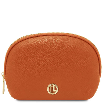 Compact pelle morbida toiletry case in warm cuoio con texture martellata e gold-tone zipper pull e emblem.