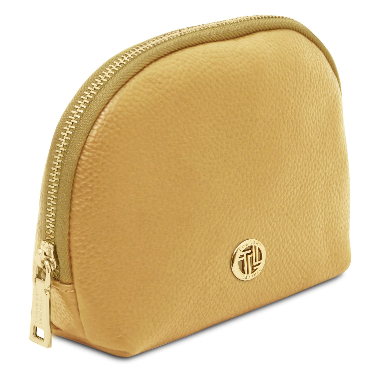 Compact pelle morbida toiletry case in cuoio con texturosso pebbled finish e gold-tone zipper e emblem detail.