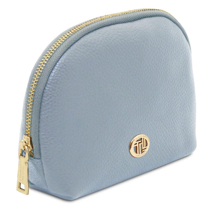 Beauty case in morbida pelle blu con zip dorata e dettaglio con emblema metallico rotondo sul davanti