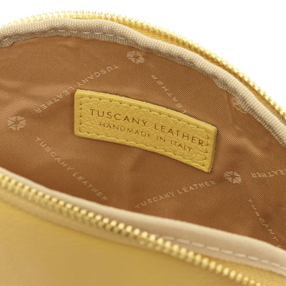 Primo piano of pelle morbida toiletry case interior showing fodera in tessuto e stitched Tuscany Leather label inside zipper opening.