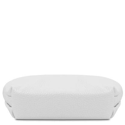 Bianco pelle morbida toiletry case con texture martellata, structurosso base, e subtle stitching details.