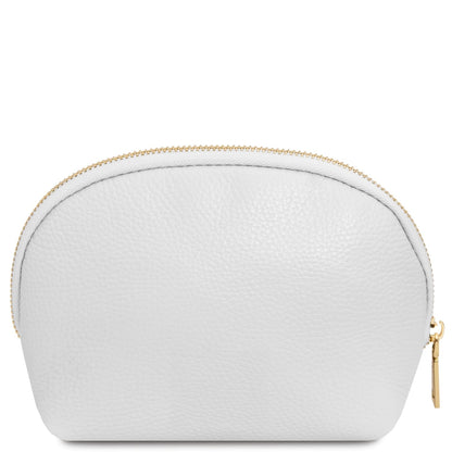 Bianco pelle morbida toiletry case con texture martellata e gold-tone zipper closure, minimalist travel leather accessory.