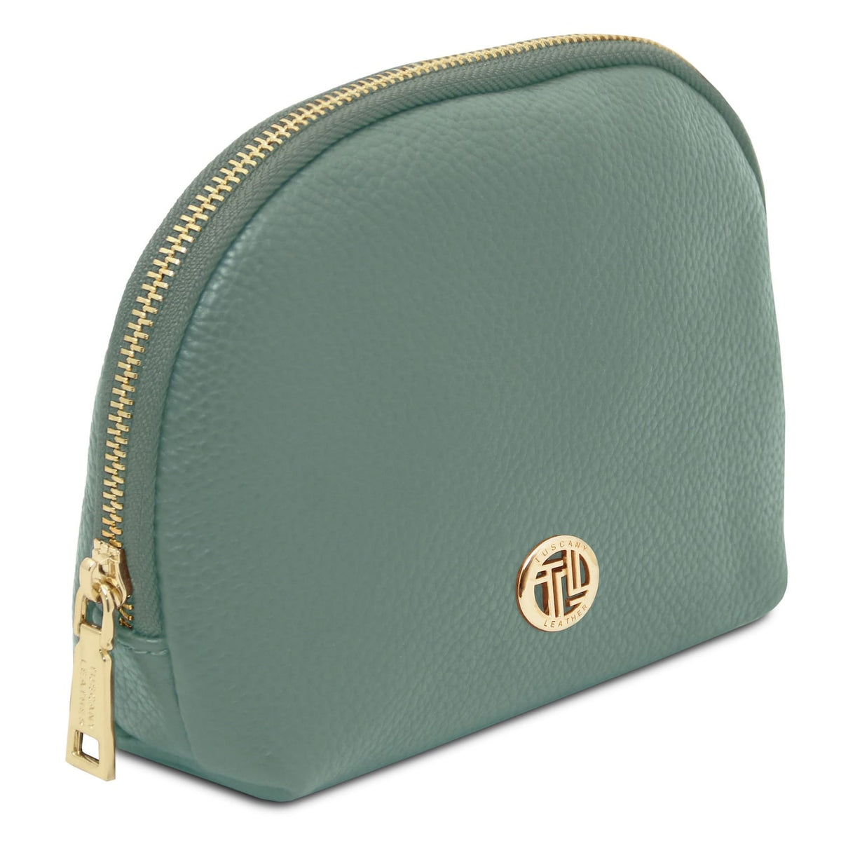 Soft verde leather toiletry case con zip color oro e circular metal emblem, crafted con texturosso Italian leather.