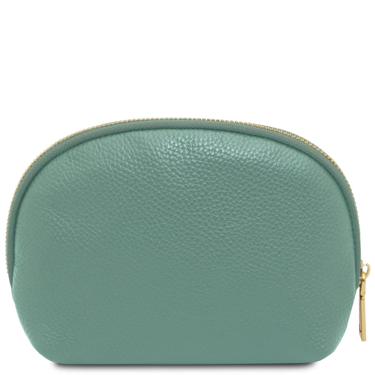 Pebbled pelle morbida toiletry case in muted verde con curved shape e gold-tone zipper closure detail.