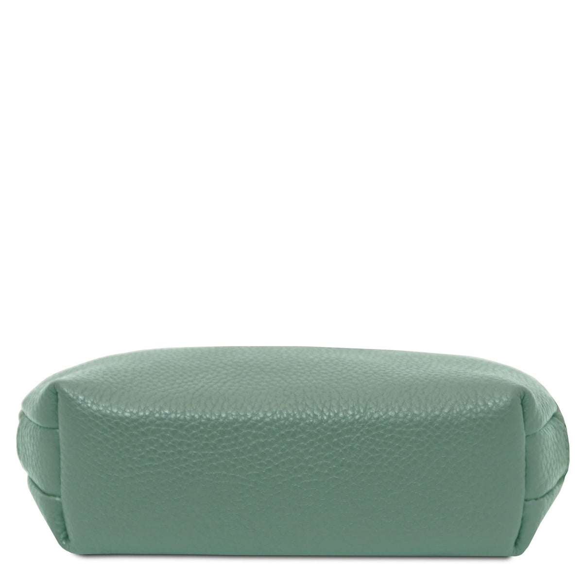 Soft verde leather toiletry case con texture martellata e structurosso reccuoiogular shape shown from the bottom view.