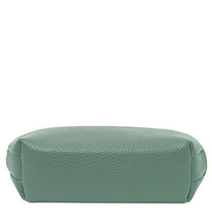 Soft verde leather toiletry case con texture martellata e structurosso reccuoiogular shape shown from the bottom view.