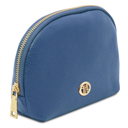 Blu pelle morbida toiletry case con gold-tone zipper e round metal emblem on pebbled Italian leather surface.