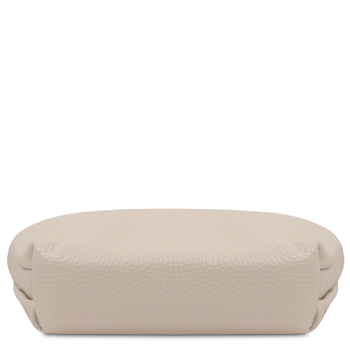 Soft beige pelle pieno fiore toiletry case con texture martellata e rounded edges, designed for travel organization.
