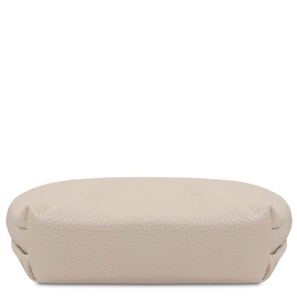 Soft beige pelle pieno fiore toiletry case con texture martellata e rounded edges, designed for travel organization.