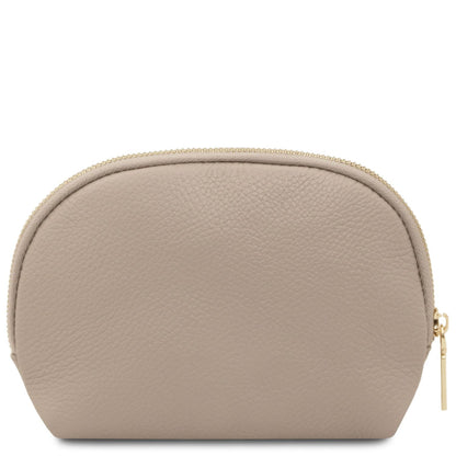 Soft taupe leather toiletry case con curved top zipper e texture martellata, crafted from Italian leather accessories.