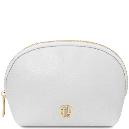 Bianco pelle morbida toiletry case con curved silhouette, zip color oro, e small round metal emblem on front center.