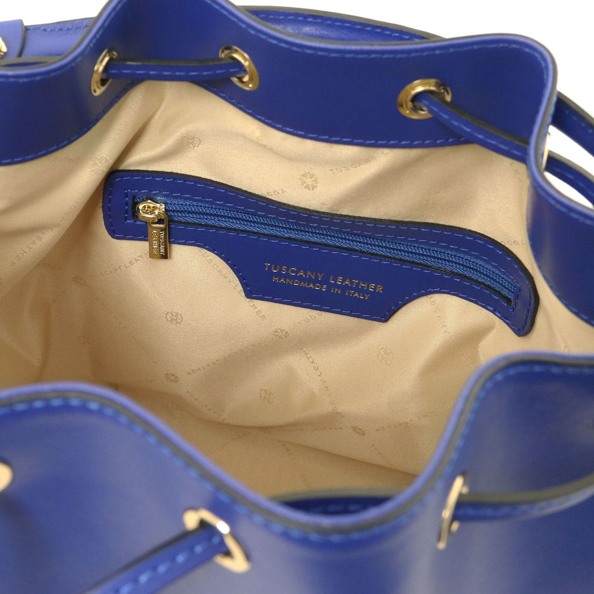 Interior of blu Vittoria bag con fodera beige tasca con zip e Tuscany Leather hemade in Italy label