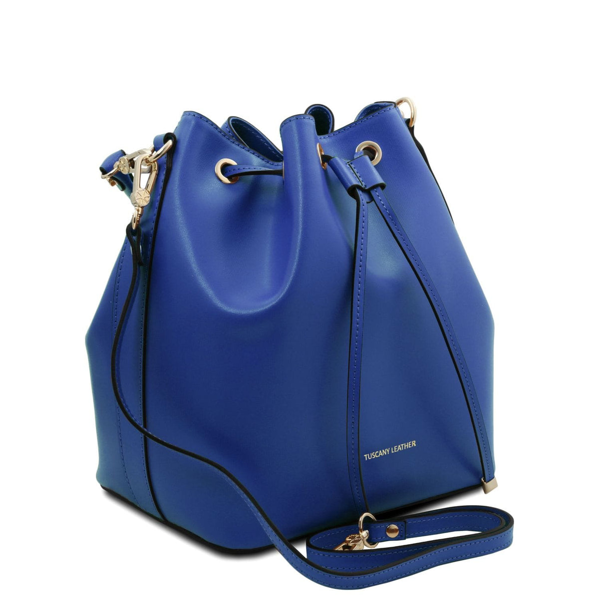 Blu Italian leather bucket bag con drawstring top e accessori metallici color oro su sfondo bianco