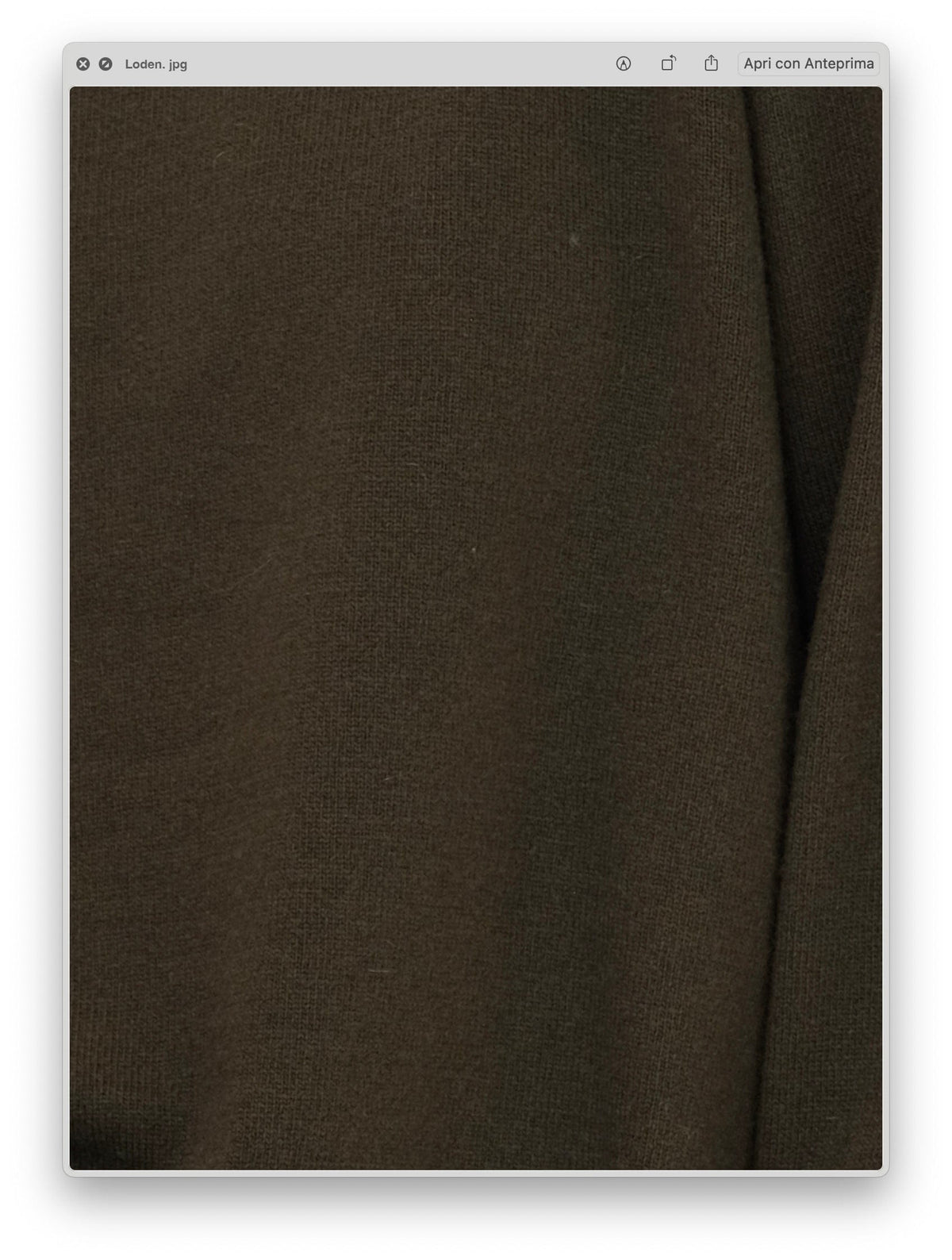 Primeiro plano do tecido macio e texturizado em verde-azeitona suave do Wool & Cashmere Mix High Neck Sweater with Zip