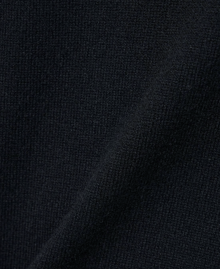 Primeiro plano da textura azul-marinho profunda mostrando a malha macia do Wool & Cashmere Mix High Neck Sweater with Zip