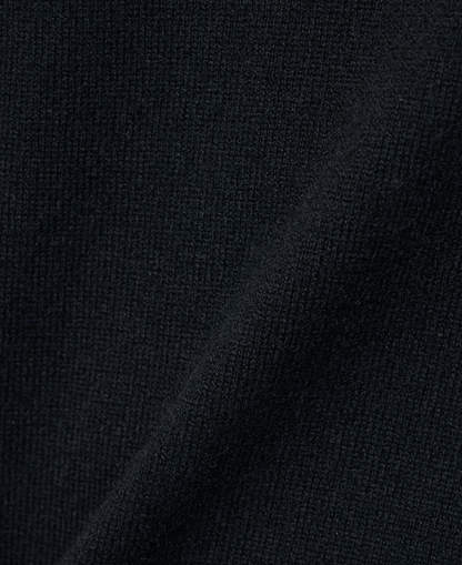 Primeiro plano da textura azul-marinho profunda mostrando a malha macia do Wool & Cashmere Mix High Neck Sweater with Zip