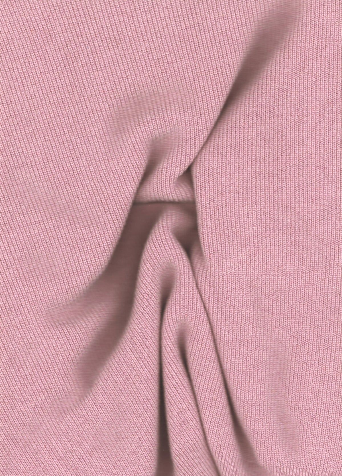 Grande plano of rosa suave tecido de malha canelada from a wool and cashmere mix gola alta sweater