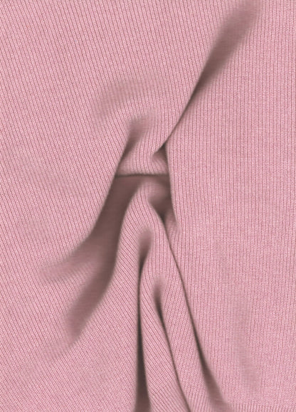 Grande plano of rosa suave tecido de malha canelada from a wool and cashmere mix gola alta sweater