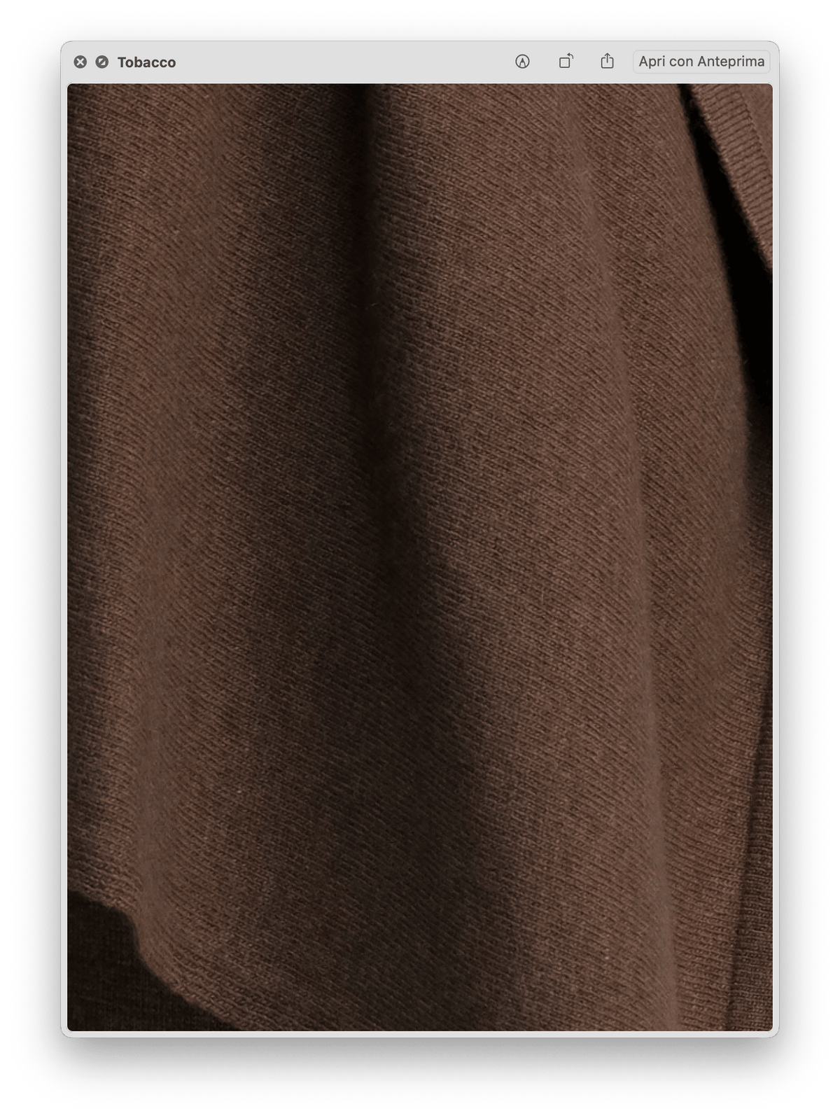 Primeiro plano detalhado da textura castanha macia do Wool & Cashmere Mix High Neck Sweater with Zip mostrando a trama da malha
