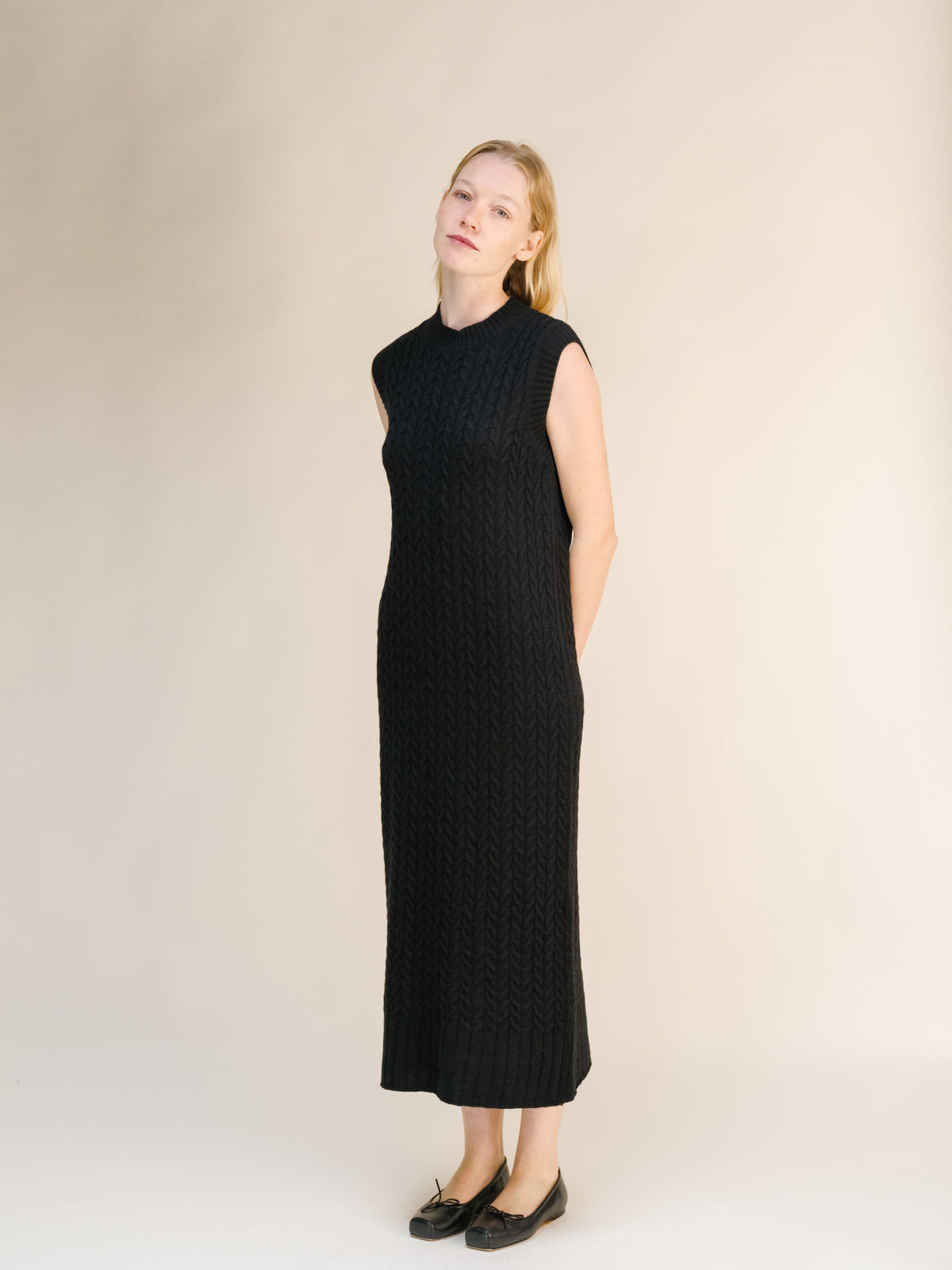 Nero sleeveless cable knit midi dress crafted from a Abito senza maniche a trecce in misto lana e cashmere con a scollo alto.