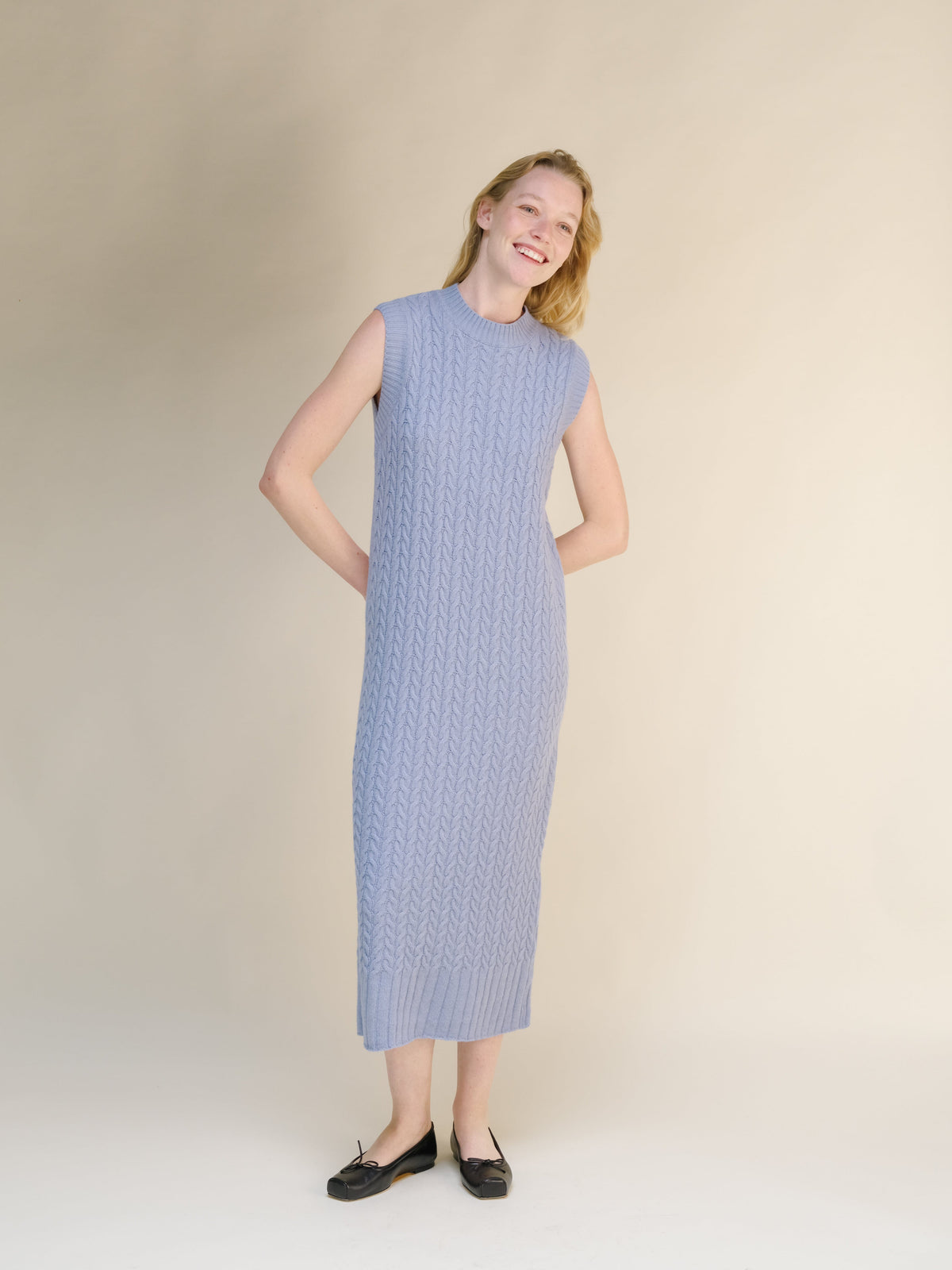 Abito senza maniche a trecce in misto lana e cashmere in soft blu featuring a detailed cable pattern e a midi length silhouette.