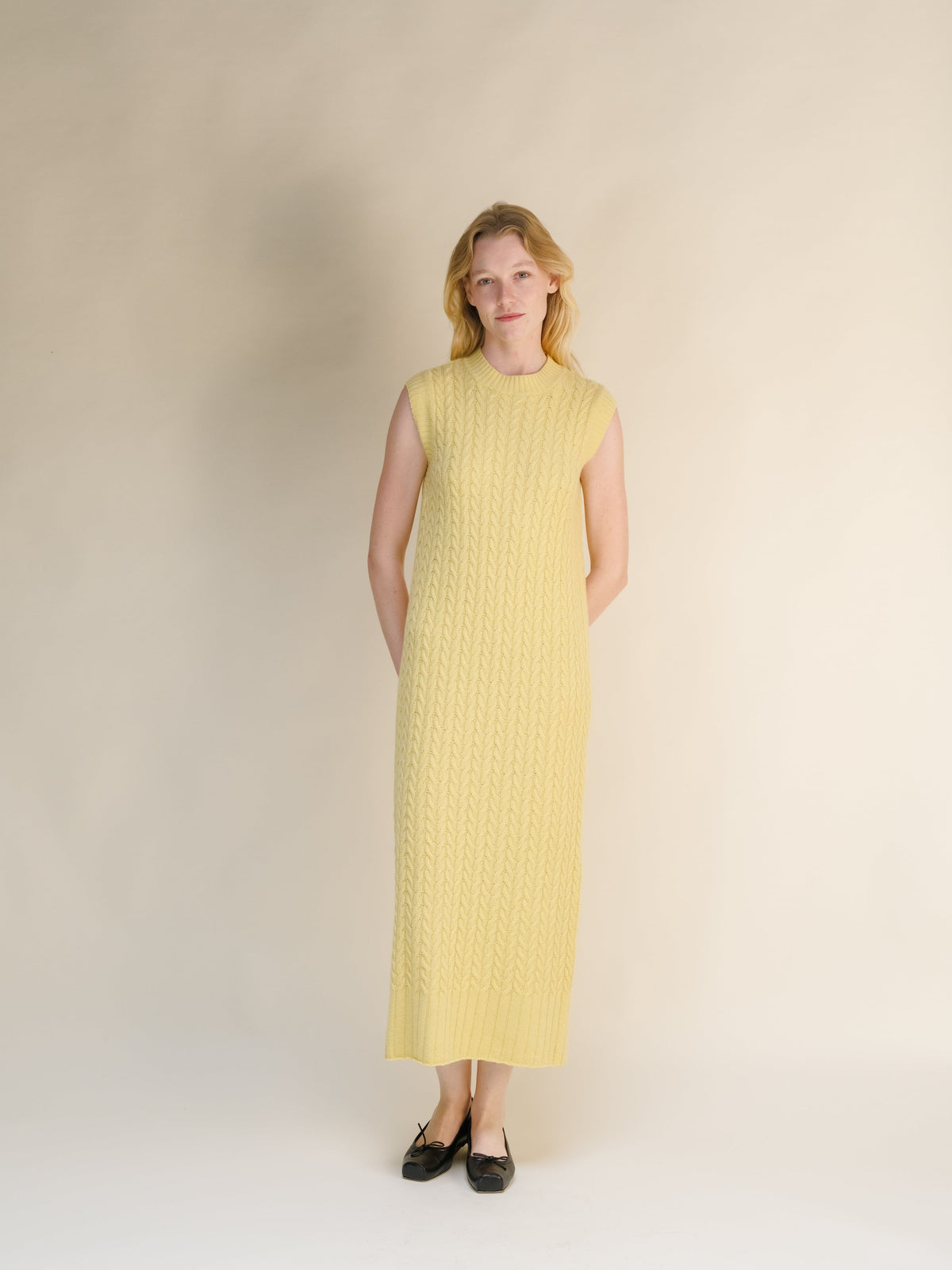 Giallo Abito senza maniche a trecce in misto lana e cashmere con a motivo a trecce testurizzato e a scollo alto in a long midi length.